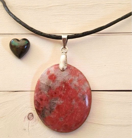 Découvrez le pendentif Thulite, un bijou captivant qui allie élégance et bienfaits énergétiques. Pierre d’amour et de passion