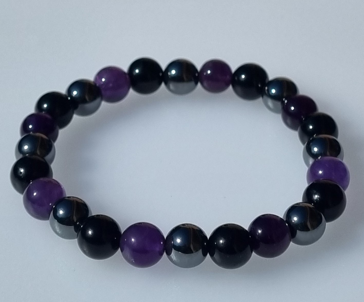 Pour ceux qui peinent à trouver le sommeil et qui cherchent des nuits paisibles, le bracelet insomnie en pierre améthyste, hématite et tourmaline est votre allié idéal.