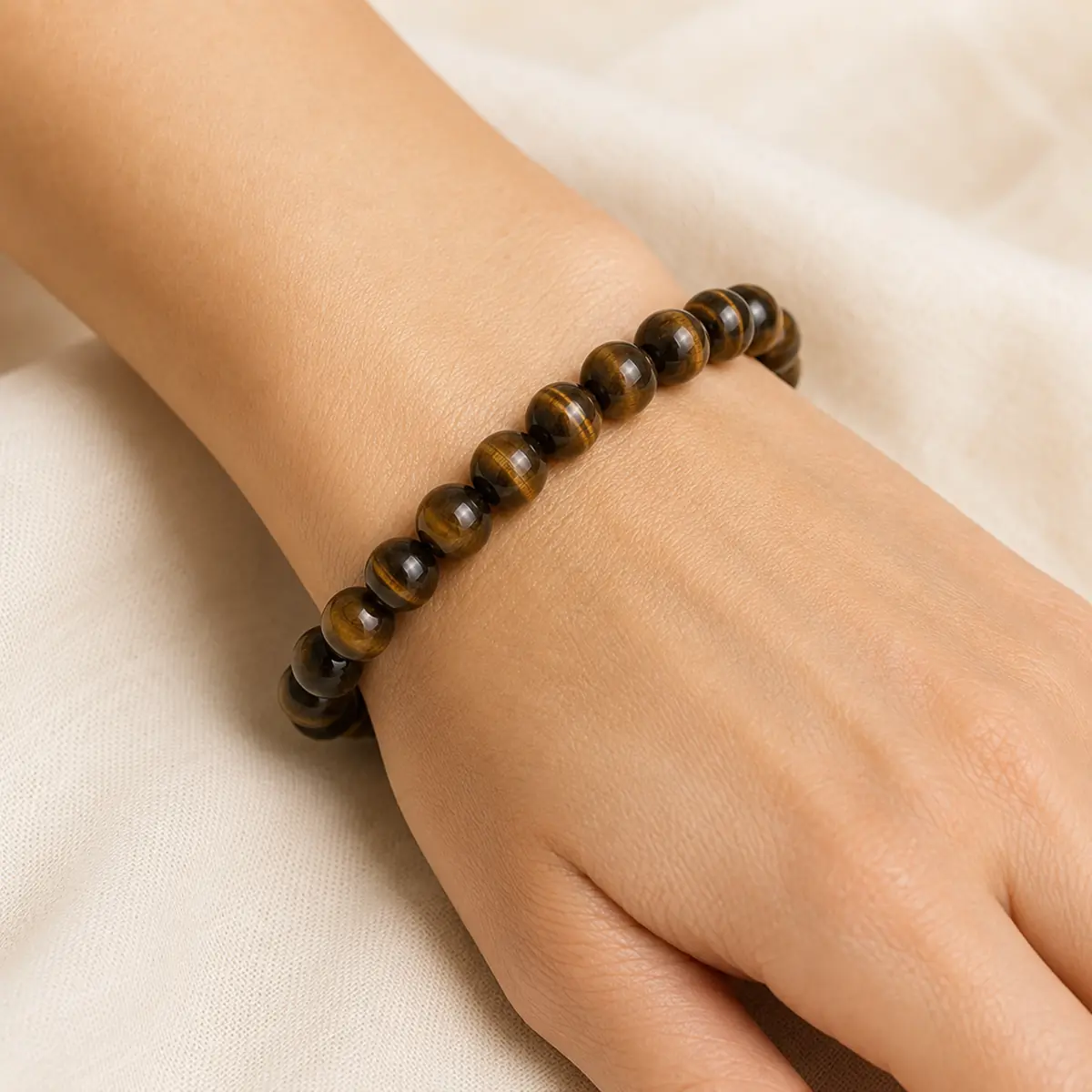 Bracelet en œil de tigre véritable porté sur un poignet de femme