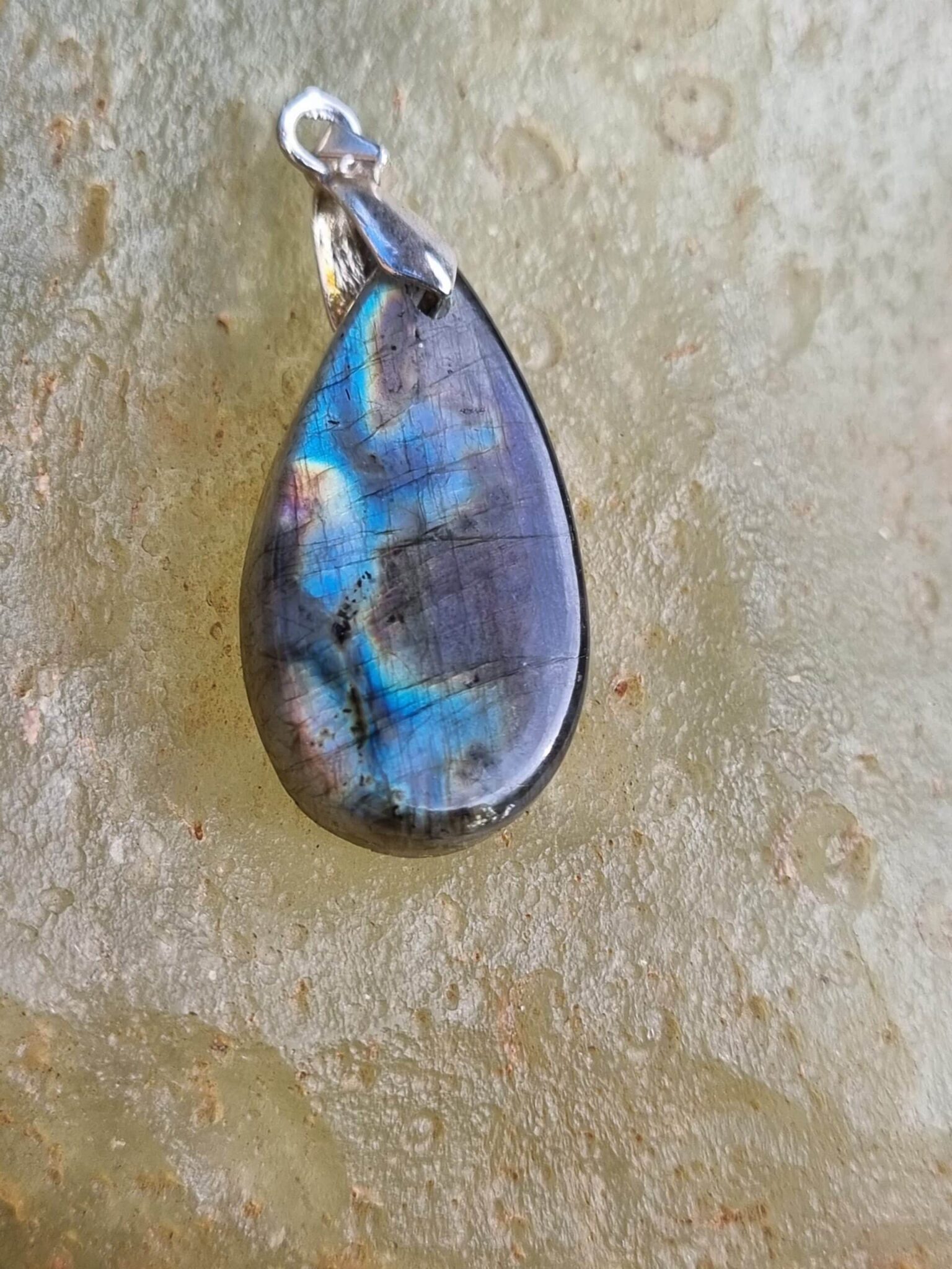 Découvrez le pendentif labradorite arc-en-ciel-goutte Un bijou unique qui allie beauté et bienfaits spirituels. La labradorite, connue pour ses reflets irisés et ses propriétés protectrices, est prisée pour sa capacité à renforcer l'intuition et à favoriser la clarté mentale. Ce pendentif, avec ses nuances éclatantes, ne se contente pas d'embellir votre look ; il agit également comme un talisman, vous aidant à naviguer à travers les défis de la vie quotidienne. Que vous soyez passionné de lithothérapie ou simplement à la recherche d'un accessoire original, le pendentif labradorite arc-en-ciel est un choix parfait pour allier style et bien-être.