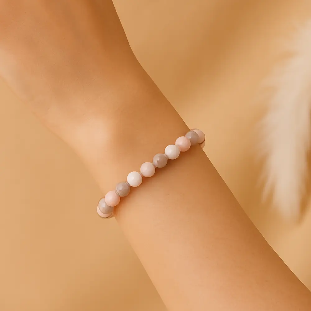 Bracelet Opale Rose porté sur un poignet féminin – bijou en pierres naturelles, douceur et sérénité