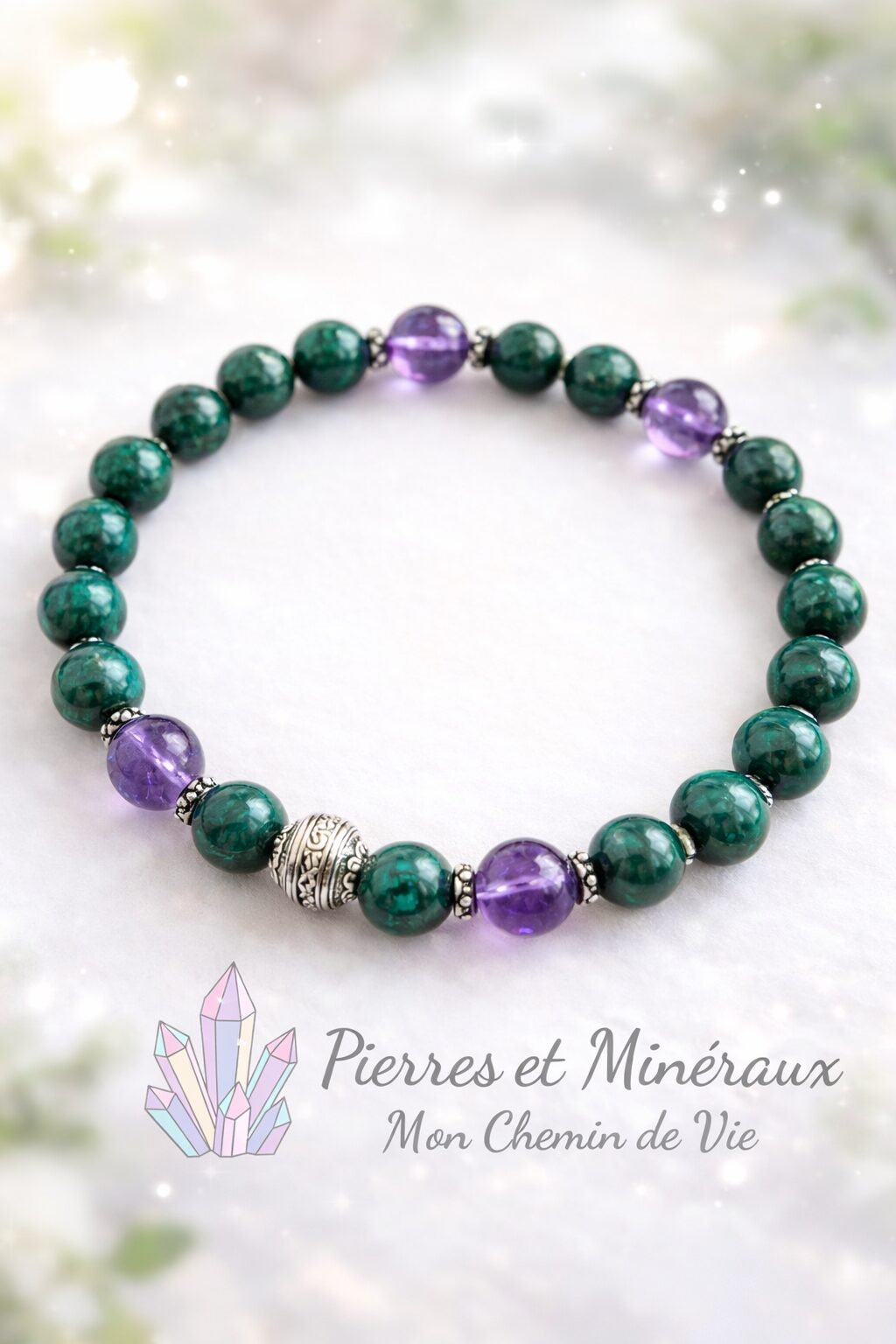 Bracelet en pierres naturelles de malachite verte et d’améthyste violette, monté à la main, conçu pour l’apaisement, la libération des tensions et l’équilibre émotionnel.