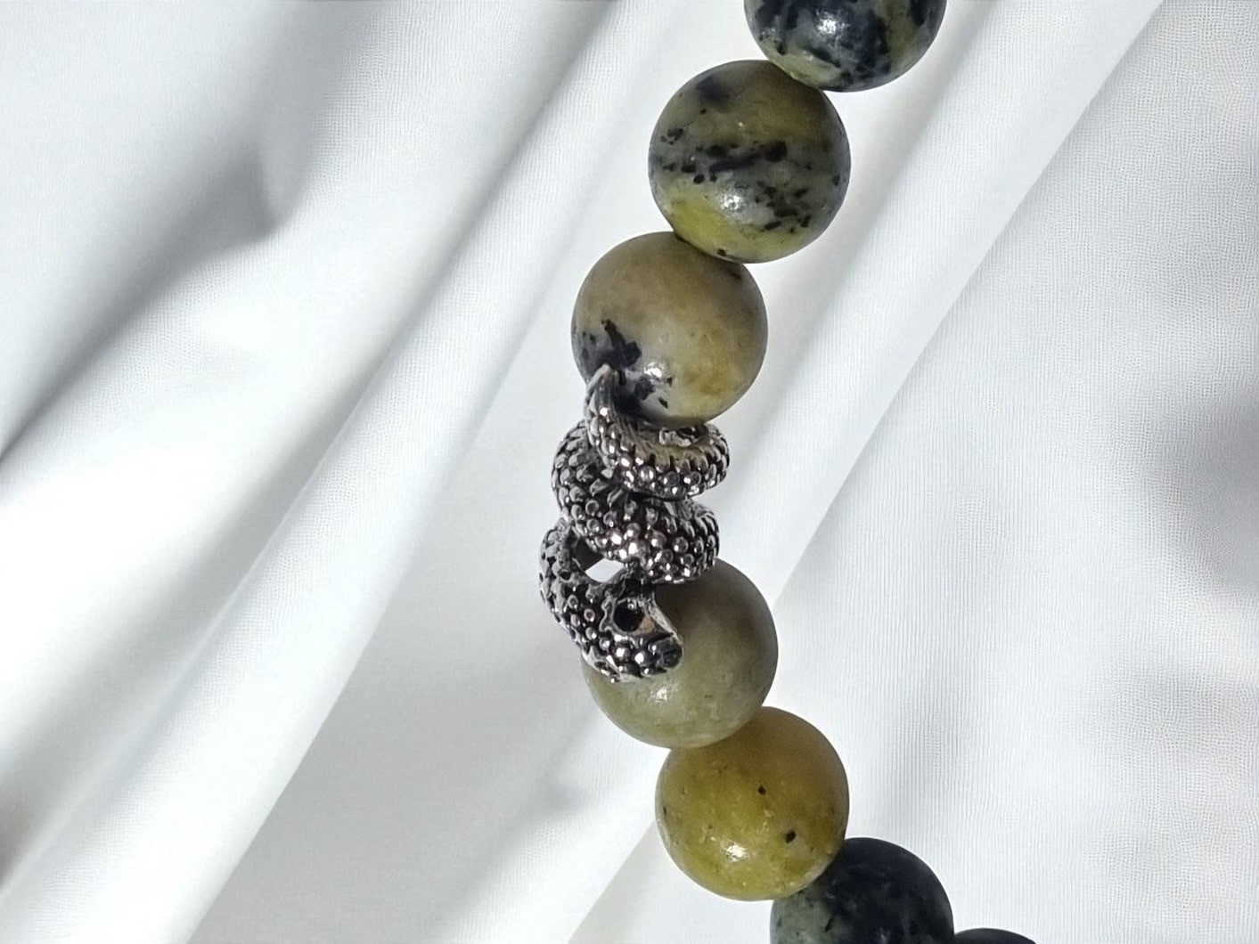 Adoptez le bracelet en Serpentine : Équilibre, protection et élégance, en un seul bijou.