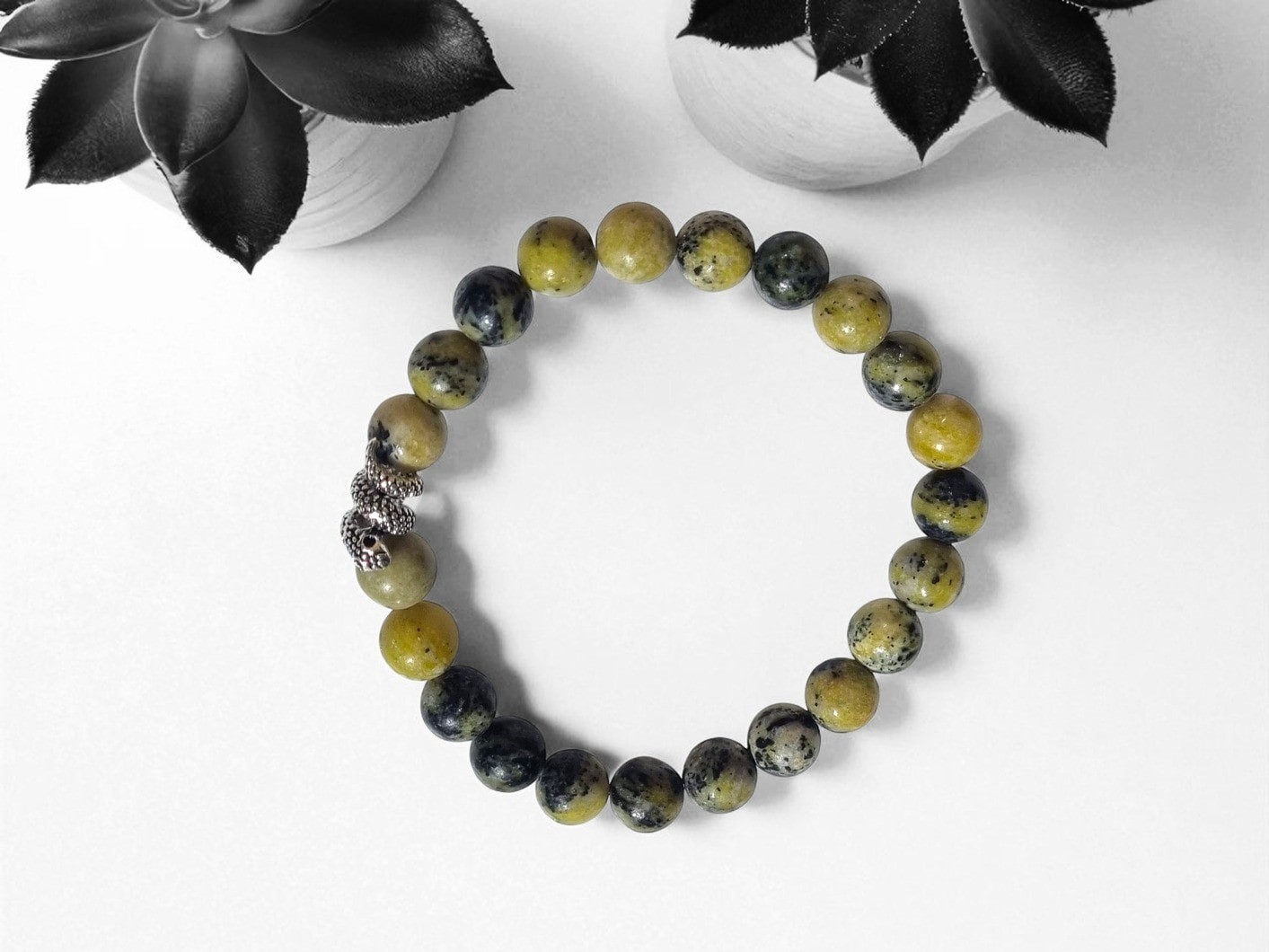 Adoptez le bracelet en Serpentine : Équilibre, protection et élégance, en un seul bijou.