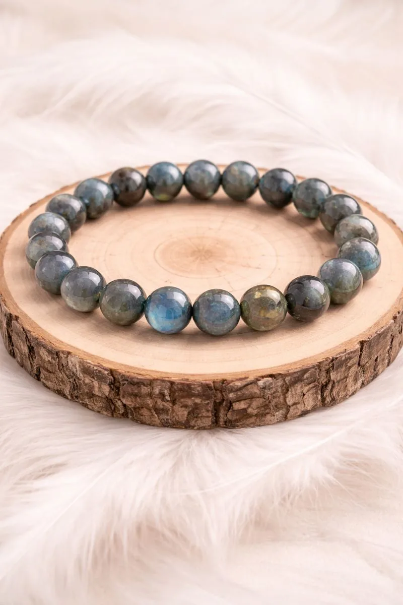 Bracelet labradorite en pierres naturelles sur rondin en bois