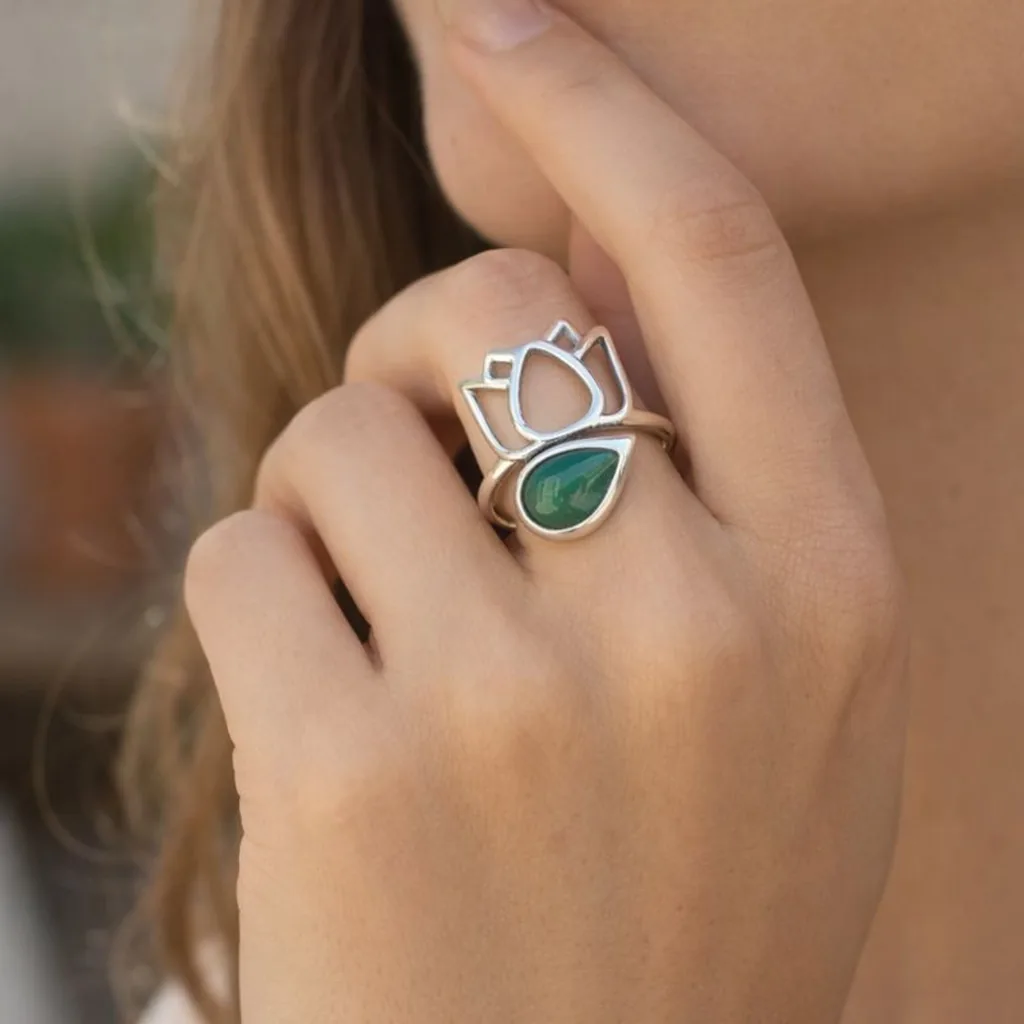 Bague malachite argent 925 portée – bague réglable lotus et pierre naturelle