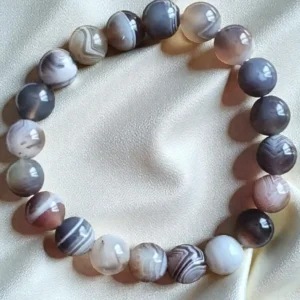 bracelet agate botswana sur drap blanc