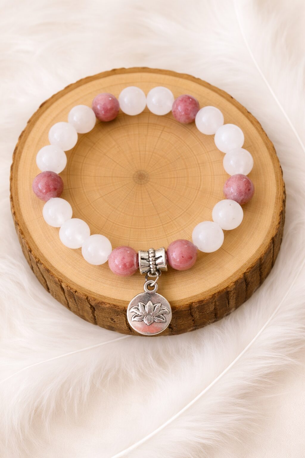 Bracelet confiance en soi en quartz rose et rhodonite en pierres naturelles, présentation sur rondin en bois