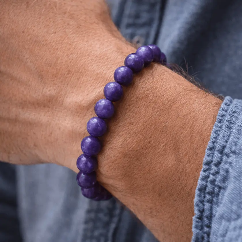 Bracelet lépidolite porté au poignet en pierres naturelles de 8 mm