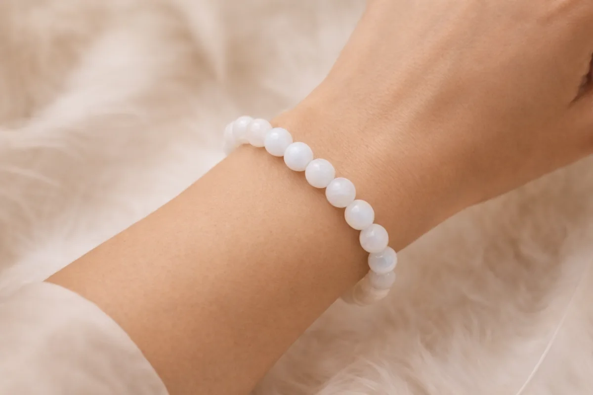 Bracelet pierre de lune blanche 8 mm porté au poignet – qualité AA