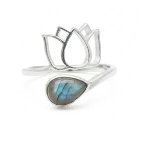 Bague lotus en argent avec labradorite bleue en forme de goutte, vue de face sur fond blanc.