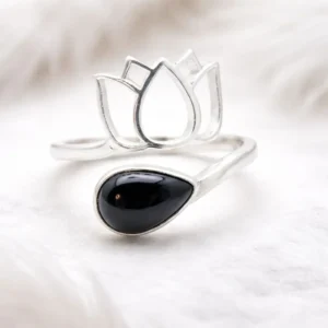 Bague obsidienne argent 925 avec pierre noire naturelle sur fond clair
