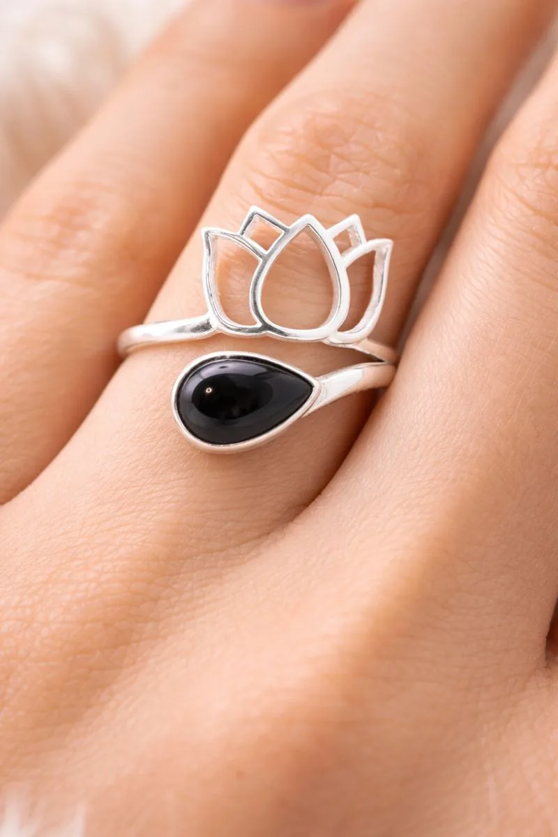 Bague obsidienne argent 925 portée au doigt avec pierre noire