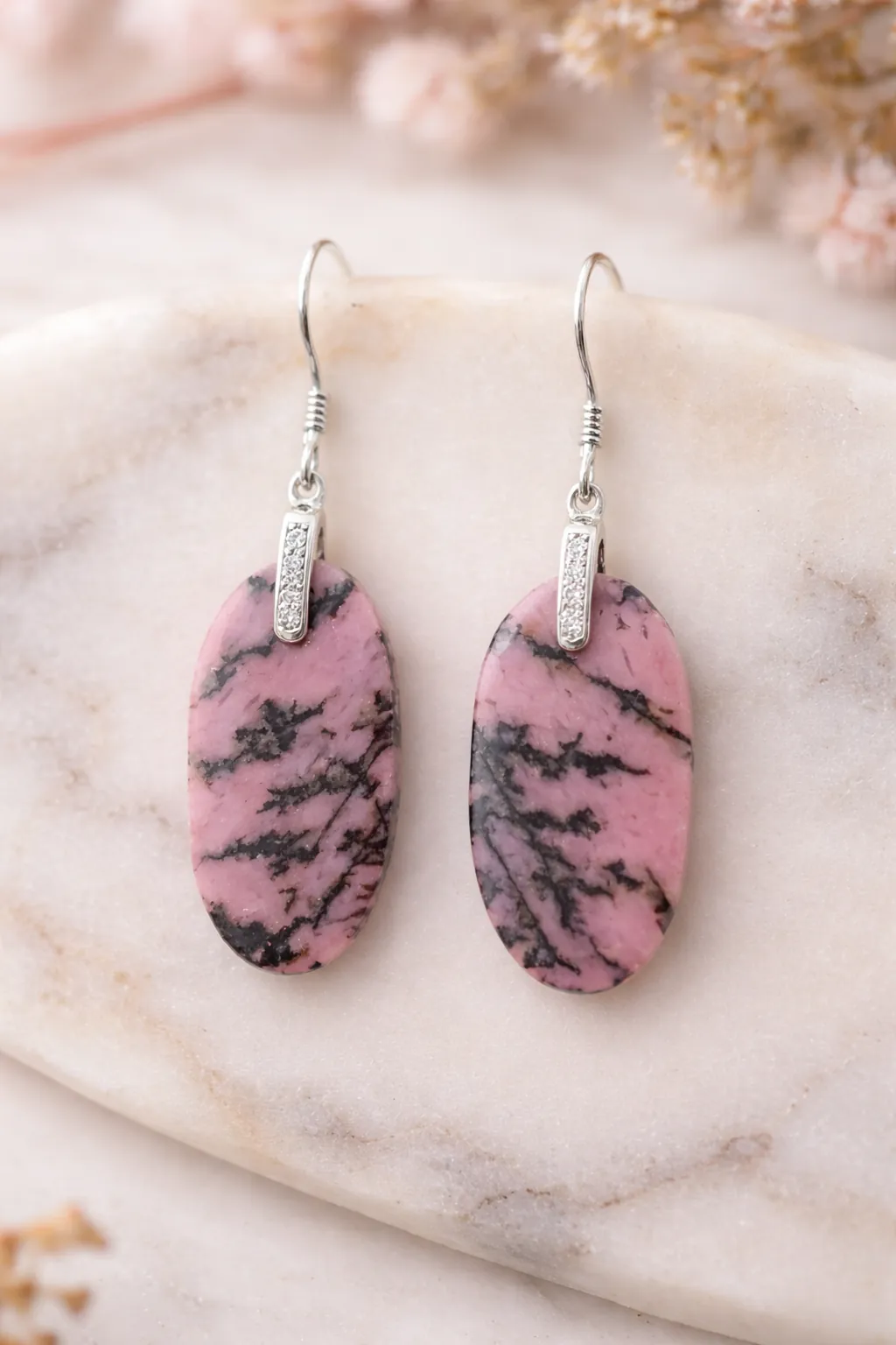 Boucles d’oreilles en rhodonite naturelle sur fond clair avec bélière en argent 925