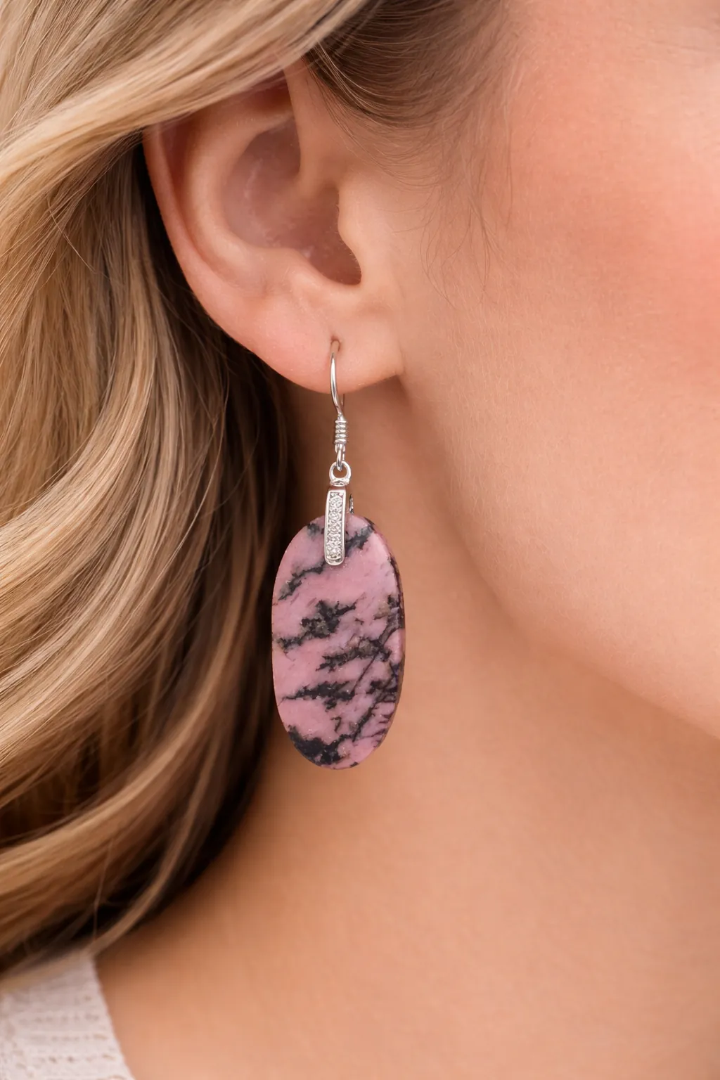Boucles d’oreilles en rhodonite naturelle portées à l’oreille avec bélière en argent 925