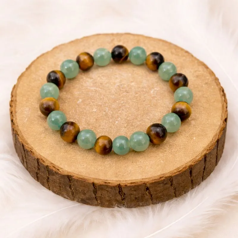 Bracelet allergie en aventurine verte et œil de tigre présenté sur rondin en bois
