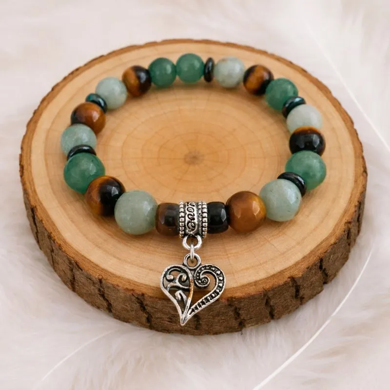 Bracelet chance en œil de tigre aventurine et jade posé sur rondin de bois