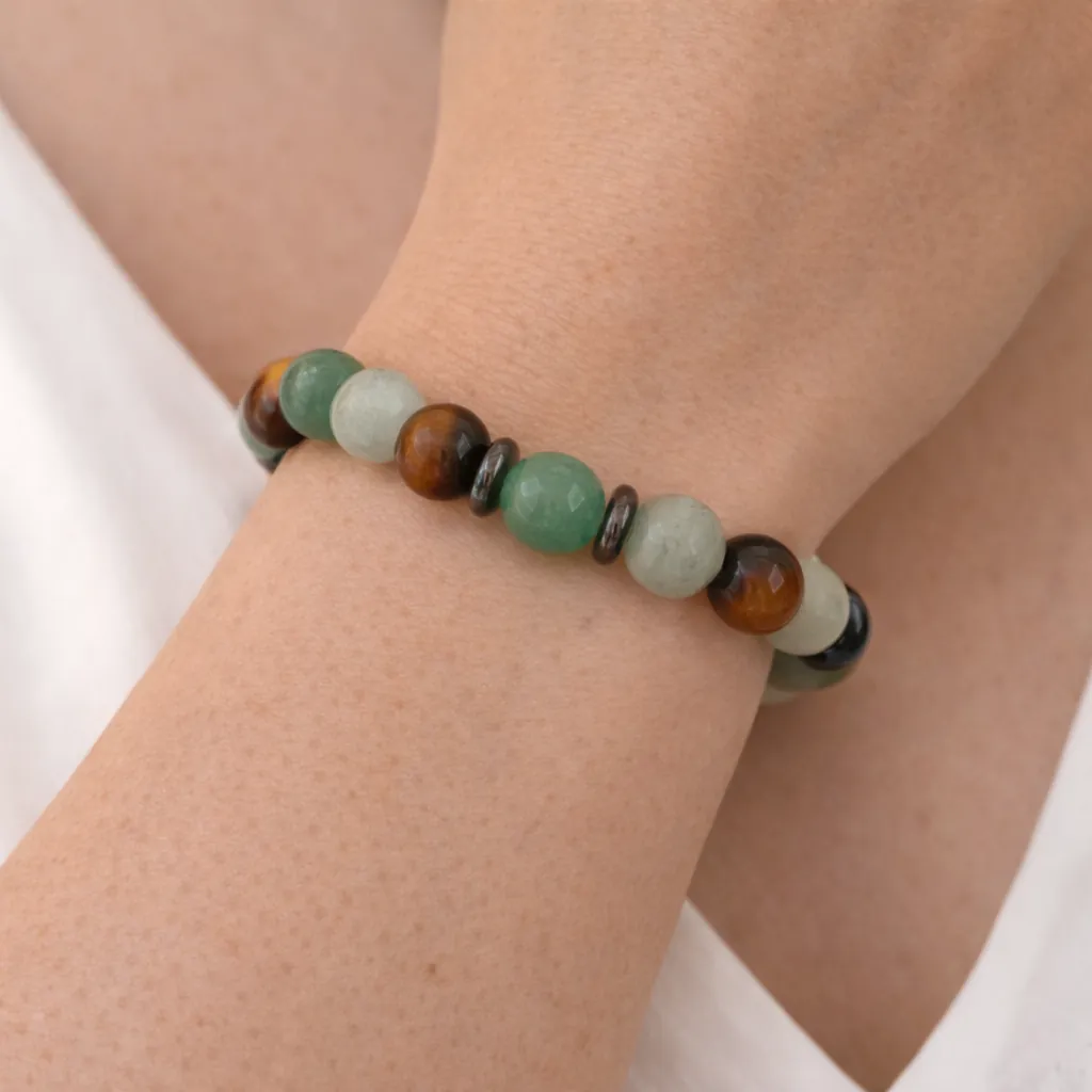 Bracelet chance en œil de tigre aventurine et jade porté au poignet