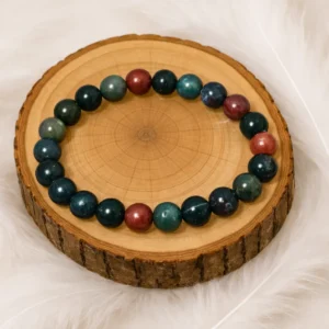 Bracelet jaspe héliotrope sanguin perles naturelles vert et rouge sur rondin en bois