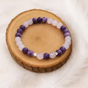 Bracelet lépidolite et quartz rose en pierres naturelles sur rondin en bois
