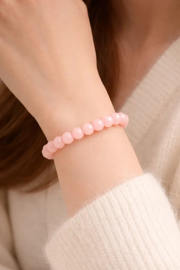 Bracelet morganite porté au poignet – perles 8 mm en pierres naturelles