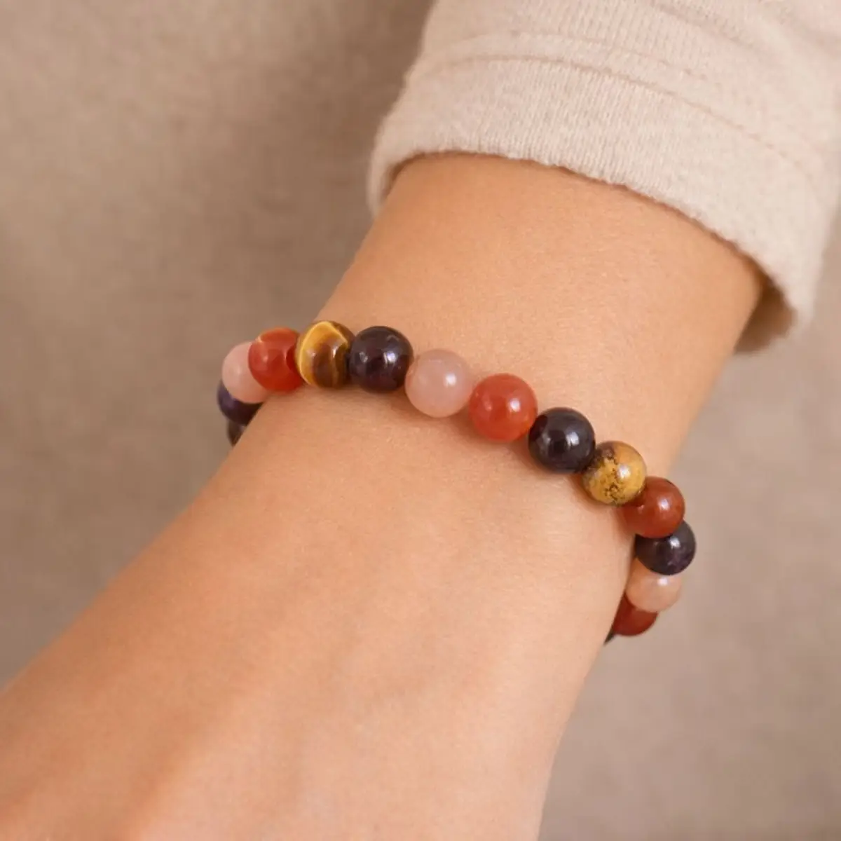 Bracelet porte bonheur en pierres naturelles porté au poignet