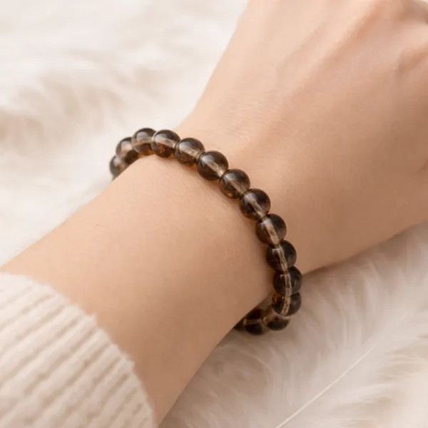 Bracelet quartz fumé porté au poignet – perles 8 mm en pierres naturelles