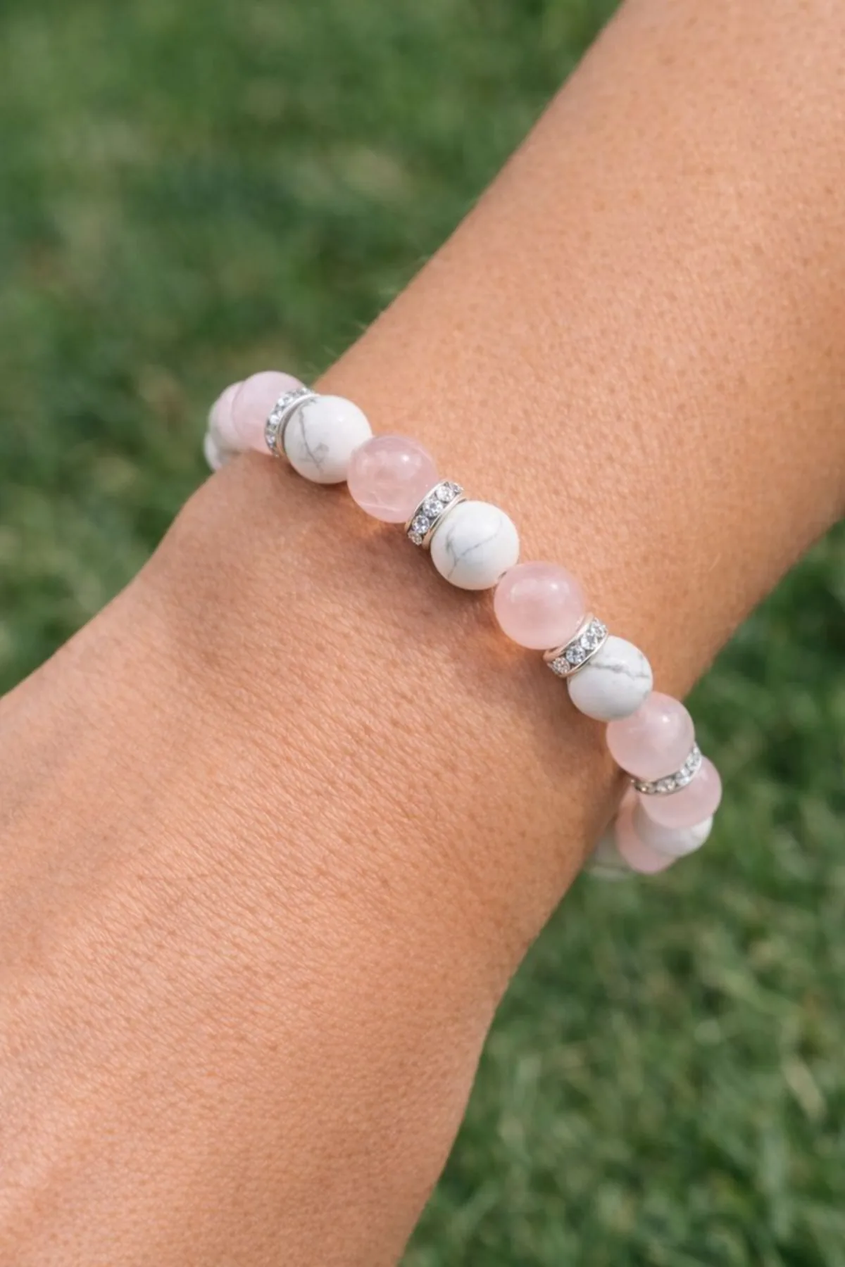 Bracelet quartz rose howlite porté au poignet – perles naturelles apaisement