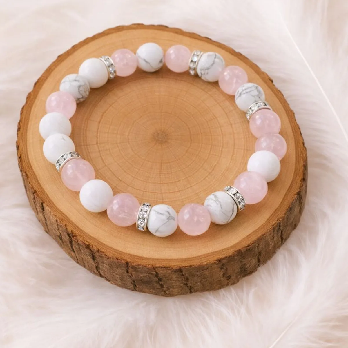 Bracelet quartz rose howlite sur rondin en bois avec plumes