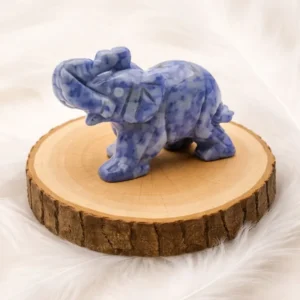Figurine éléphant en sodalite naturelle posée sur rondin en bois