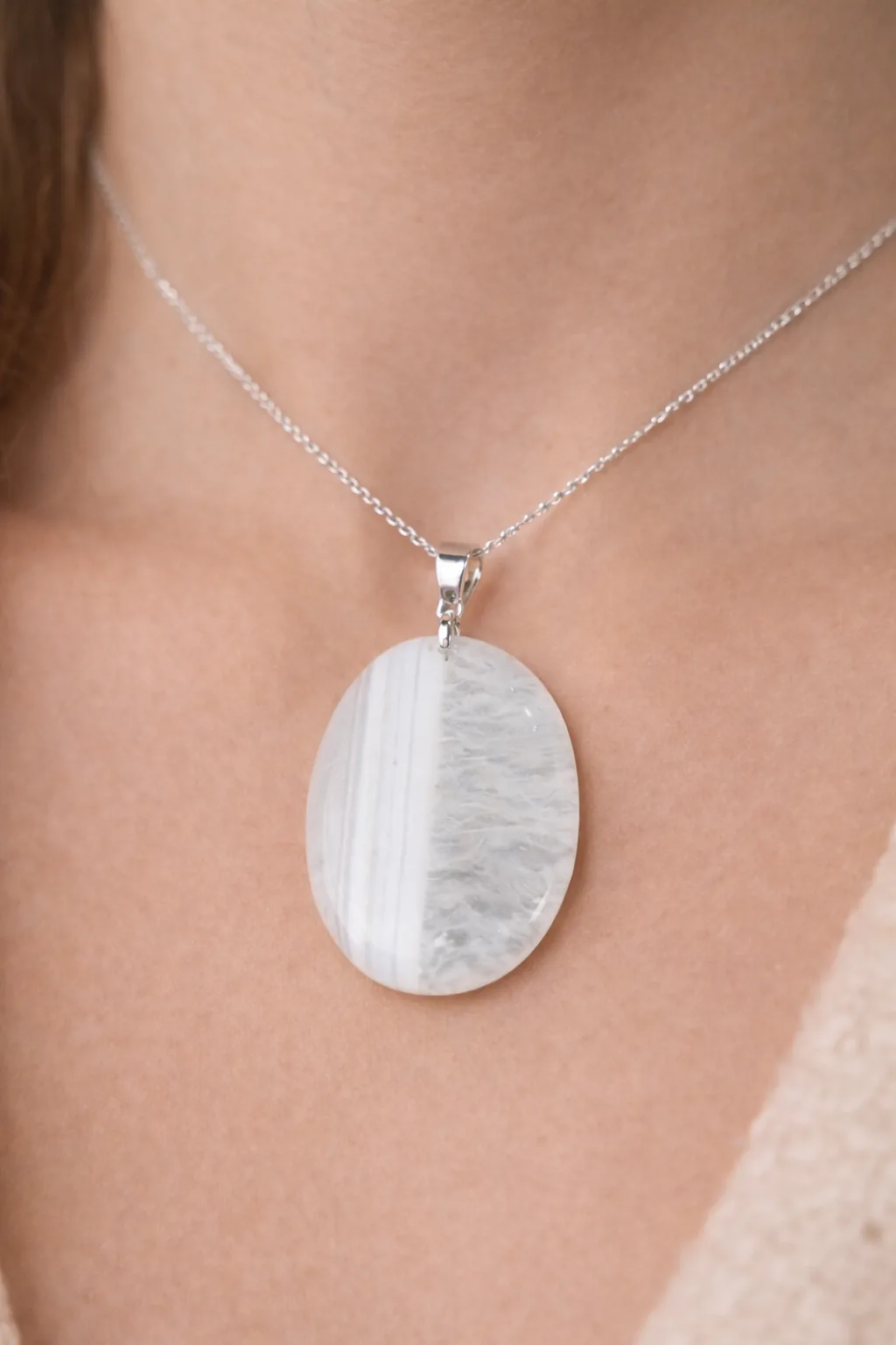Pendentif agate blanche 40x30 mm porté au cou – collier élégant et apaisant