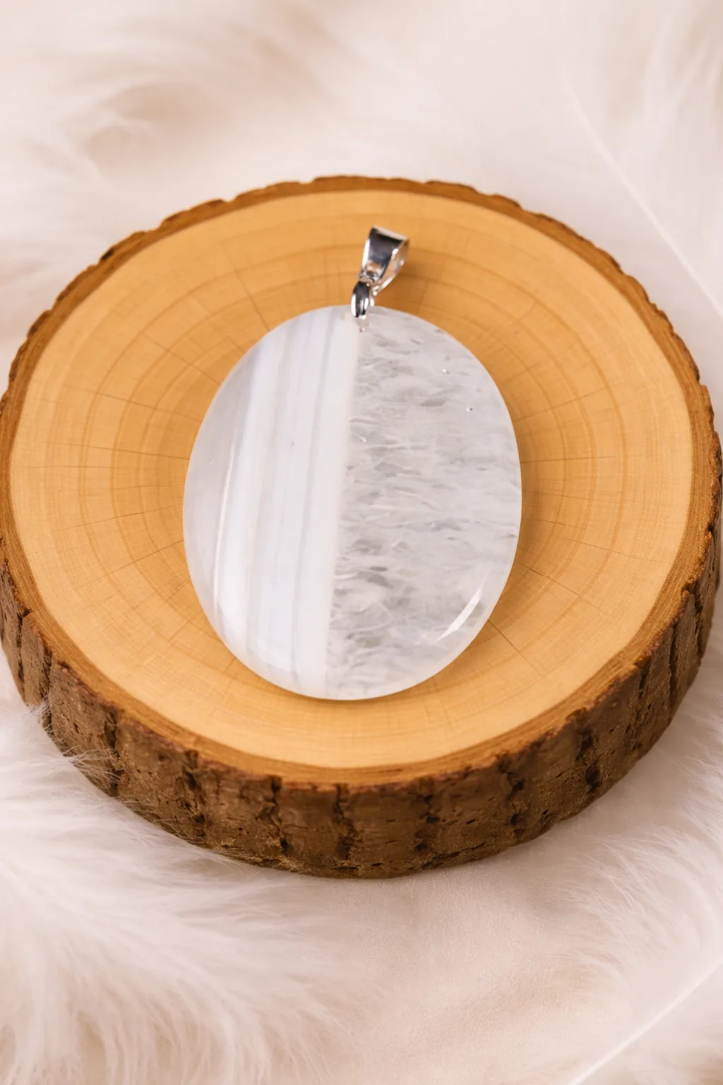 Pendentif agate blanche 40x30 mm sur rondin en bois – bélière argent