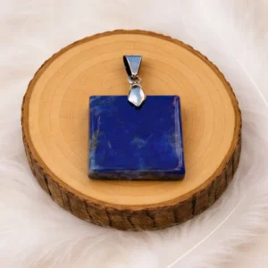 pendentif carré lapis lazuli pierre naturelle sur rondin bois
