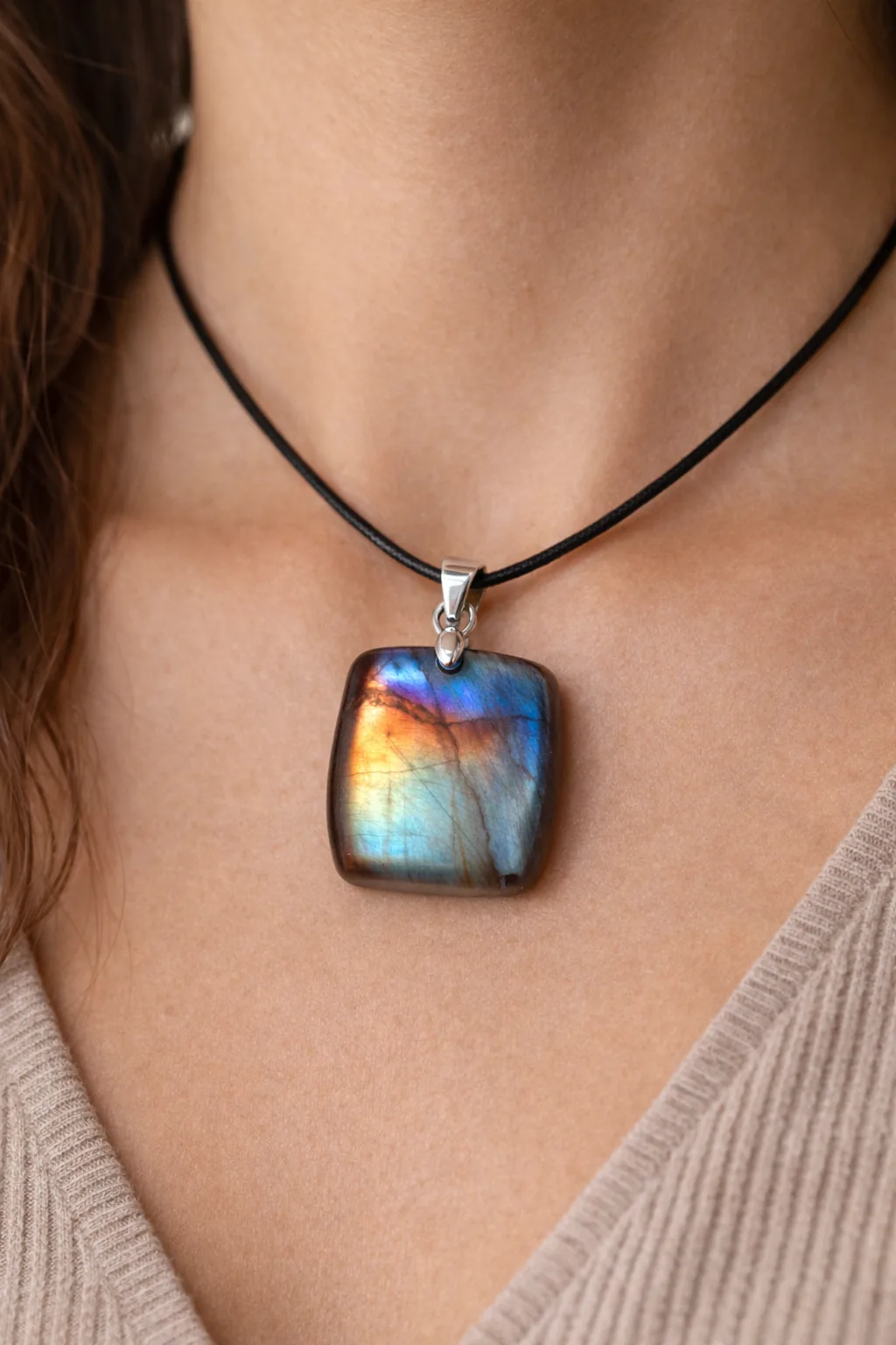 Pendentif labradorite arc-en-ciel carré porté autour du cou sur cordon noir