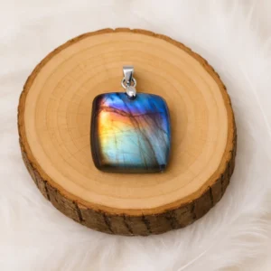 Pendentif labradorite arc-en-ciel carré sur rondin en bois – reflets multicolores