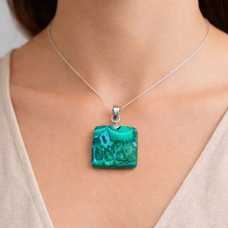 Pendentif Malachite Chrysocolle carré 25x25 mm porté sur chaîne argent