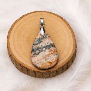 pendentif obsidienne fleurie pierre naturelle sur rondin bois