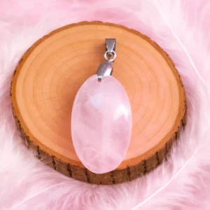 quartz rose pierre pour guérir les blessures émotionnelles d'abandon Pendentif quartz rose naturel sur rondin en bois avec plumes.