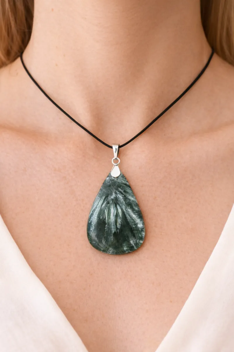 Pendentif séraphinite porté autour du cou avec bélière en argent