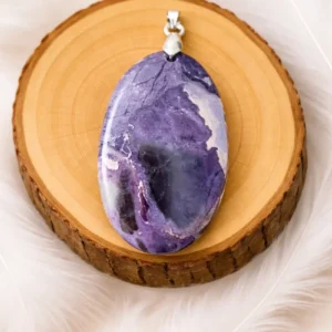 Pendentif Tiffany Stone violet sur support en bois avec bélière en argent