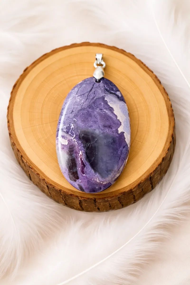 Pendentif Tiffany Stone violet sur support en bois avec bélière en argent
