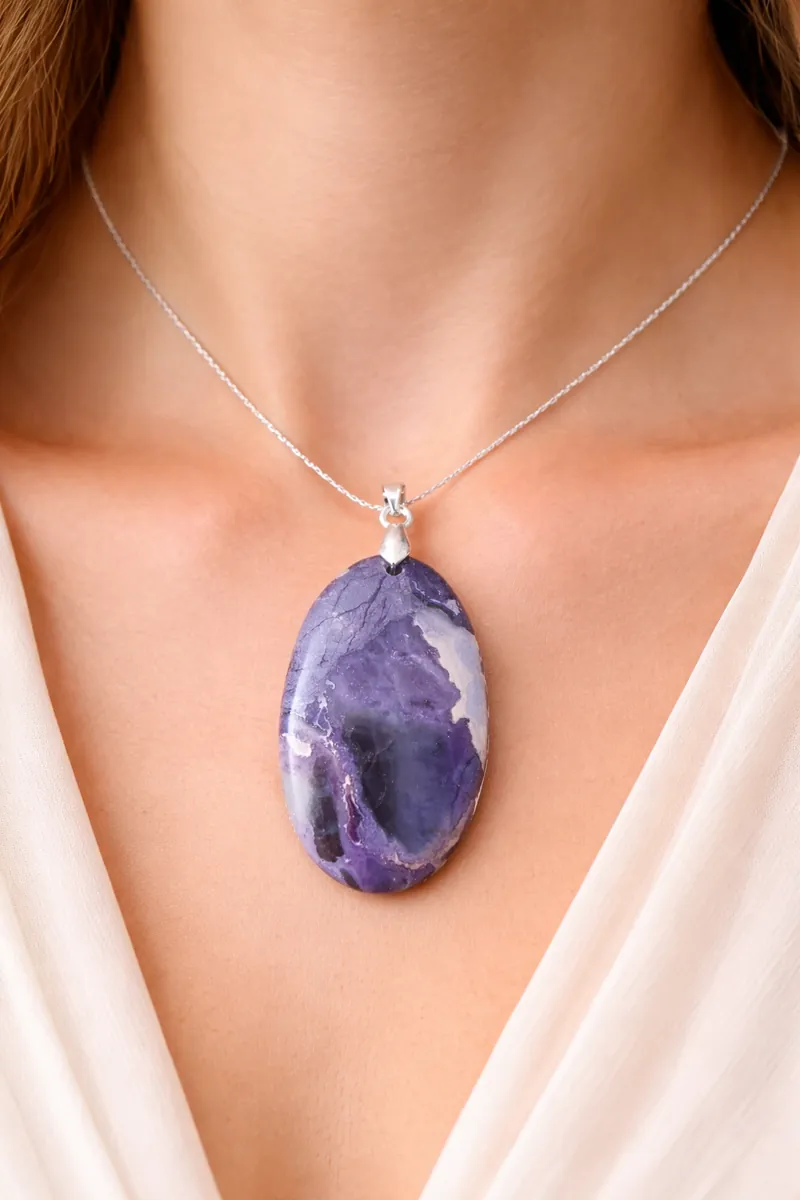 Pendentif Tiffany Stone porté sur collier argent autour du cou