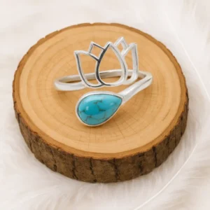 Bague argent turquoise ajustable en argent 925 posée sur rondin en bois