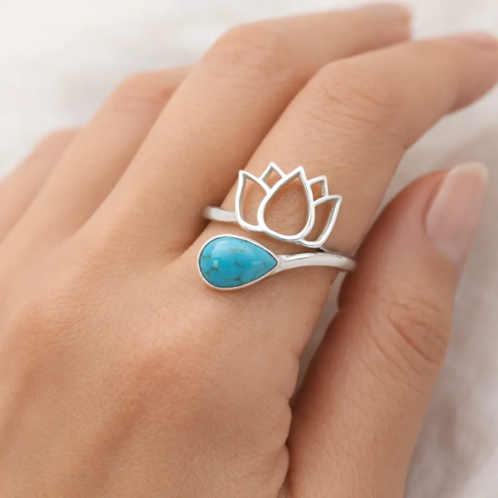 Bague argent turquoise ajustable portée sur doigt femme