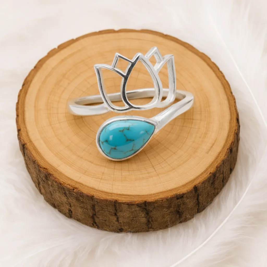 Bague argent turquoise ajustable en argent 925 posée sur rondin en bois
