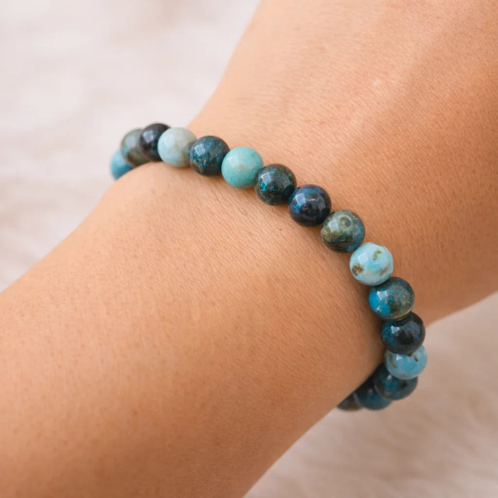 Bracelet chrysocolle en pierres naturelles porté au poignet