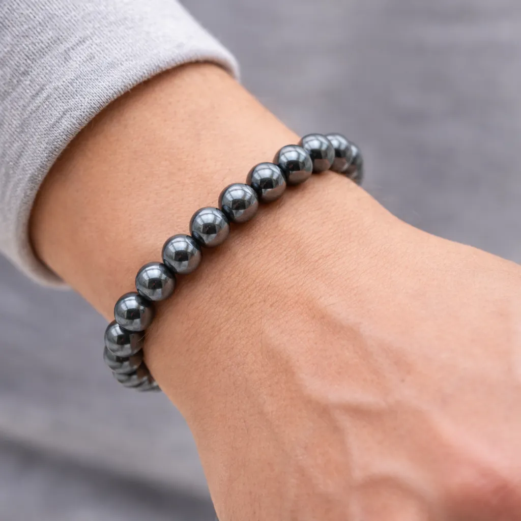 Bracelet en hématite naturelle sur poignet, perles polies gris métallisé