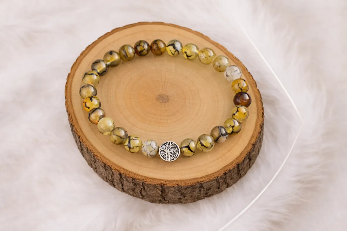 Bracelet en agate veine de dragon avec breloque arbre de vie sur rondin de bois