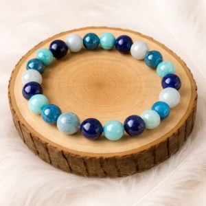 Bracelet anti-stress en Amazonite, Lapis Lazuli et Apatite posé sur rondin en bois