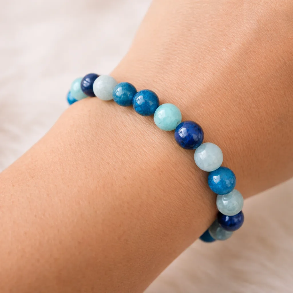 Bracelet anti-stress en Amazonite, Lapis Lazuli et Apatite porté au poignet